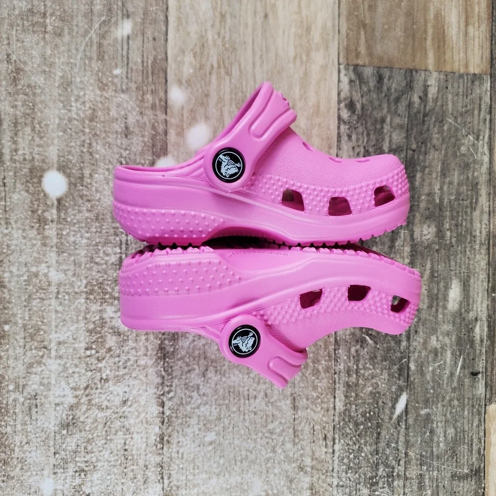 Crocs Classic Kids Clogs Sz 2 / 3 Pink Rubber Slip On Round Toe Slingback Shoe